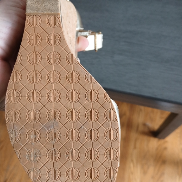 Lilly Pultzier Gold Wedge Sandals like New size 6 - Picture 6 of 6